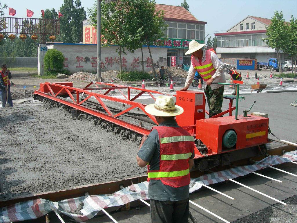 混凝土攤鋪機(jī)整平路面